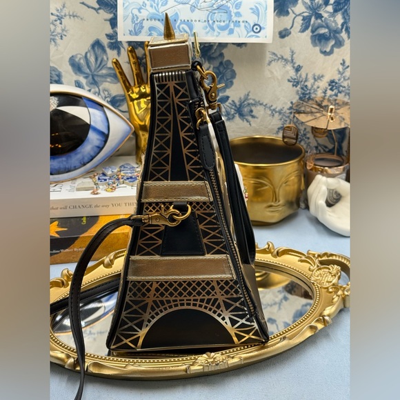 🆕 BETSEY JOHNSON 🧿 NWT Betsey in Paris Light Up Eiffel Tower Crossbody - Picture 6 of 16